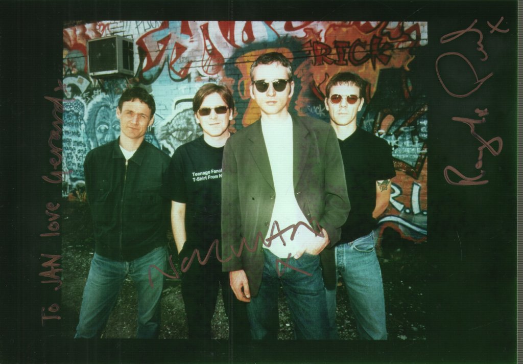 Teenage Fanclub - Signed photo - Band in front of Graffiti - Photograph