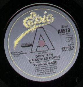 Yvonne Gage - Doin' It In A Haunted House - 7 Inch