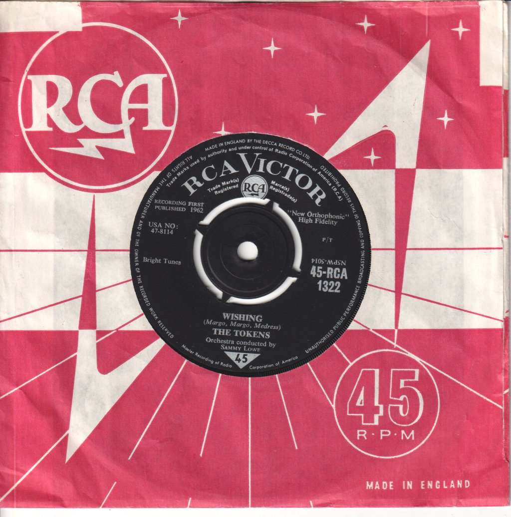 Tokens (60'S Group) - A Bird Flies Out of Sight (Felicidad - Bossa Nova) / Wishing - 7 Inch