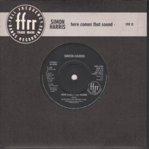 Simon Harris - Here Comes That Sound - 7 Inch
